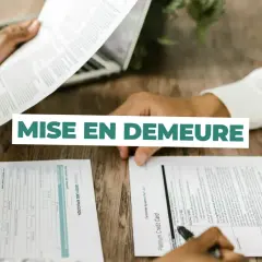 Mise en demeure pour un délai de livraison non respecté. Des documents sont examinés sur un bureau en bois.