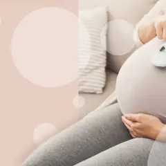 Czekając na dziecko, przyszła mama trzyma maleńkie buciki. Zastanawiasz się, ile trwa poród?