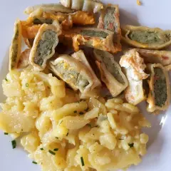 Leckeres Maultaschen Rezept: goldbraun gebratene Maultaschen mit herzhafter Füllung und cremigem Kartoffelsalat, garniert mit frischem Schnittlauch.