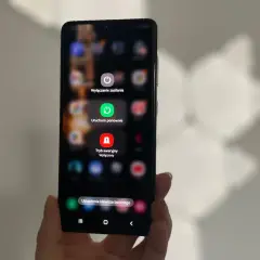 Chcesz wiedzieć, jak przyspieszyć telefon Samsung? Na ekranie widzisz menu z opcjami wyłączenia, ponownego uruchomienia i trybu awaryjnego.