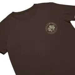 T-shirt marron avec un logo brodé d'une fleur de lotus et du texte "Eudaimonia Clothing Co.".