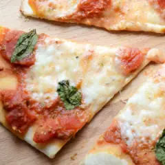Pizza: poprawna pisownia i odmiana przez przypadki. Sprawdź!