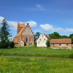 Idyllische Landschaft mit Kirche und Bauernhaus, Heimat der Familie von der Groeben.