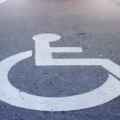 Czy miejsca parkingowe dla niepełnosprawnych są płatne? Sprawdź zasady.