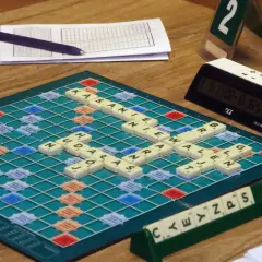Dzień scrabble w toku! Litery układają się w słowa na planszy, a zegar odmierza czas.
