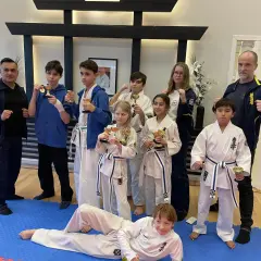 Stolta barn med pokaler efter träning i Oyama Karate Kai. Tränare och elever firar framgångar.