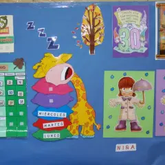 Pizarra con carteles de asamblea infantil para imprimir: calendario de noviembre, jirafa durmiendo, niños con paraguas y un árbol de otoño.