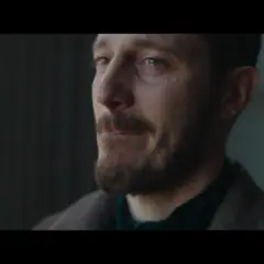 Simon Sears med blicken fäst vid horisonten, en antydan till ett leende på läpparna.