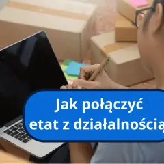 Osoba pracuje przy laptopie, otoczona paczkami. Zastanawia się, jak połączyć etat z działalnością.