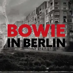 David Bowie i Berlin. Bilden visar en dubbelexponering med Bowies ansikte över en vy av Berlinmuren, byggnader och en bil.
