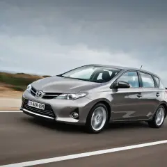 Toyota Auris Hybrid: Czy warto kupić używaną? Koszty, bateria, usterki