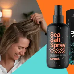 Donna sorridente applica spray al sale marino sui capelli. Non fa male, anzi, dona volume e texture per un look perfetto.