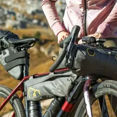 Bicicleta lista para explorar rutas bikepacking España, con alforjas y equipo de aventura.
