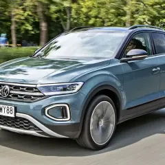Nowy Volkswagen T-Roc 2026 w kolorze morskim, zgrabny SUV na drodze, gotowy na przygody.