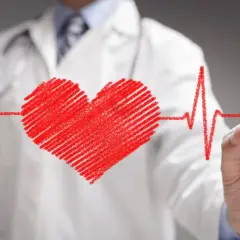 Lekarz w białym kitlu rysuje serce i linię EKG. Dbałość o zdrowie, to nie tylko nebilenin, ale przede wszystkim troska o serce.