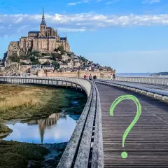 Majestätisches schloss im meer Frankreich, Mont Saint-Michel, mit einer Brücke, die zum Eingang führt.