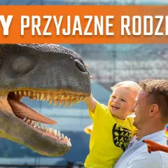 Ojciec z dzieckiem i dinozaurem, z napisem "CENY PRZYJAZNE RODZINOM".