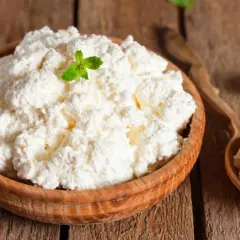 Ricotta fresca in ciotola di legno, guarnita con menta. Attenzione, il fior di latte fa ingrassare se consumato in eccesso!
