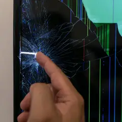 Uszkodzona matryca telewizora, widoczne pęknięcia i kolorowe linie. Czas na wymianę matrycy.
