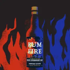 Butelka rumu "Rum Fire" otoczona płomieniami. Dunder w ogniu, czerwonym i niebieskim.