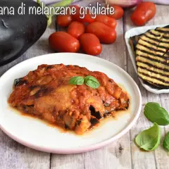 Parmigiana di melanzane grigliate, una ricetta leggera e gustosa. Melanzane grigliate alternate a sugo e basilico, un piatto sano e saporito.