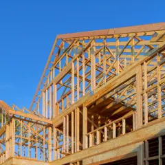 Ile drewna na dom szkieletowy? Sprawdź, ile naprawdę potrzebujesz