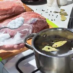 Jakie przyprawy do solanki poprawią smak mięsa i unikną błędów