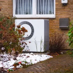 Un entretien régulier de votre pompe à chaleur air eau assure son bon fonctionnement, même sous la neige.