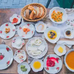 Tureckie jedzenie na stole: chleb, sery, oliwki, warzywa i zupa. Smaczny posiłek w stylu tureckim.