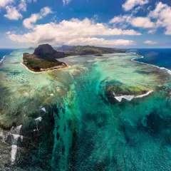 Iluzja podwodnego wodospadu na Mauritiusie, gdzie piasek i osady spływają w głąb oceanu, tworząc spektakularny widok.