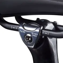 Detalle de la tija de sillín de bicicleta, con marcas de torque y medidas.