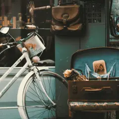 Stare zdjęcia vintage, rower i walizka pełna wspomnień.