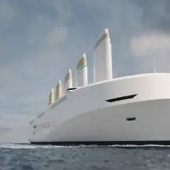 Nowoczesny transatlantyk Oceanbird z pięcioma białymi żaglami, płynący po wzburzonym morzu pod pochmurnym niebem.