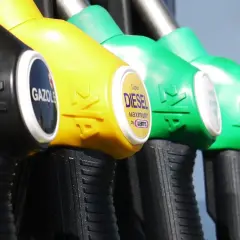 Dysze dystrybutorów paliwa: czarna (benzyna), żółta (Super Diesel) i zielone. Zastanawiasz się, ile waży litr benzyny?
