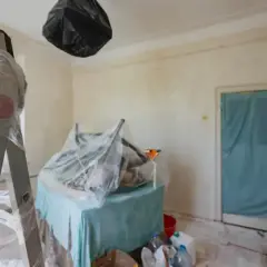 Malowanie agregatem cena za m2. Pokój przygotowany do malowania, zabezpieczony folią. Drabina, meble i drzwi przykryte.
