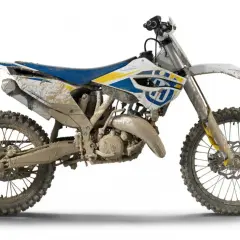 Błotnisty motocykl Husqvarna TC 125, gotowy do akcji. Zastanawiasz się, ile koni ma ten potwór?