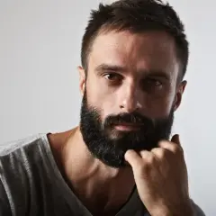 Jak zmiękczyć twardy zarost? Skuteczne metody na aksamitną brodę