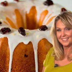 Babka pomarańczowa Ewy Wachowicz, udekorowana lukrem i rodzynkami, wygląda apetycznie.