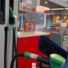 Dylemat kierowcy: ropa to benzyna czy diesel? Dostępne dystrybutory paliwa na stacji benzynowej.
