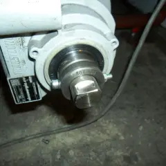 Uszkodzona zawleczka w piecu z podajnikiem. Widoczny element mechanizmu z numerem 30A 25.