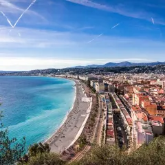 Widok na zatokę, plażę i miasto Nicea we Francji z góry.