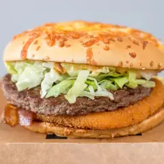 Ile kalorii ma burger drwala? Zaskakujące wartości odżywcze!