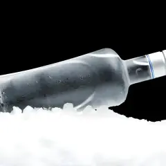 Wódka w zamrażarce: Dlaczego nie zamarza? Jak ją chłodzić?