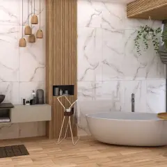 Nowoczesna łazienka z wanną i umywalką. Marmurowe płytki sięgają do samej góry, tworząc elegancką przestrzeń.