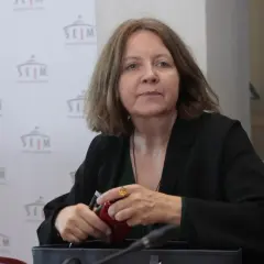 Joanna Lichocka, polityczka, siedzi przy stole. W tle logo Sejmu. Interesuje Cię, ile nieruchomości posiada Joanna Lichocka i skąd wziął się jej majątek?