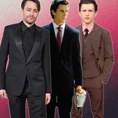 Kieran Culkin, Christian Bale et Tom Holland, une distribution qui évoque American Psycho, posent en costumes.