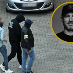 Trzech mężczyzn w kominiarkach idzie obok siebie. W tle widać samochód i portret mężczyzny w czapce z daszkiem. To jakby wejście do pandora gate.