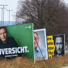 CDU Wahlplakate und andere Parteien werben um Stimmen. Ein grünes Plakat zeigt "Zuversicht", ein SPD-Plakat "Mehr Wachstum".