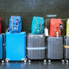 Kolorowe plecaki i walizki, gotowe na podróż z American Airlines. Idealny bagaż podręczny na wakacje.