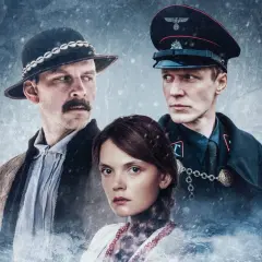 Trzech bohaterów, w tym mężczyzna w góralskim kapeluszu i żołnierz w mundurze, w kadrze filmu "Biała odwaga".